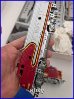 Athearn HO Scale Santa Fe Passenger Set A-B Dummy W 1 Power 4 Cars Untested