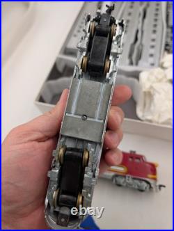 Athearn HO Scale Santa Fe Passenger Set A-B Dummy W 1 Power 4 Cars Untested