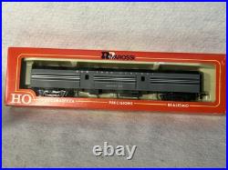 Classic Rivarossi NYC RR E-8/9, 2 engine/ 8 Car Passenger Set, Pow. /Dum. HO