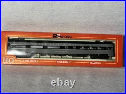 Classic Rivarossi NYC RR E-8/9, 2 engine/ 8 Car Passenger Set, Pow. /Dum. HO