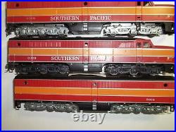Ho Southern Pacific The Lark 8 car passenger set with locomotives
