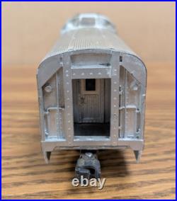 Set of (4) Lionel 2531-2534 Silver Series Aluminum Passenger Car Set Postwar Set of (4) Lionel 2531-2534 Silver Series Aluminum Passenger Car Set Postwar